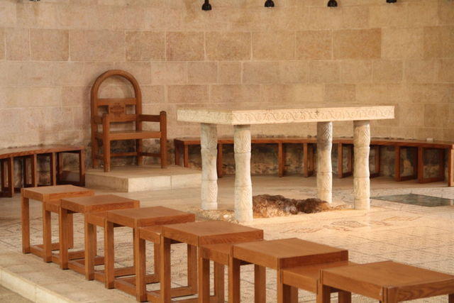 Tabgha: la pietra della moltiplicazione dei pani e dei pesci con il mosaico bizantino