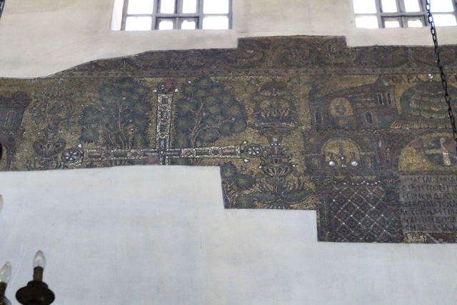 Basilica della Natività, Betlemme. Nei mosaici del 1169 croce gemmata