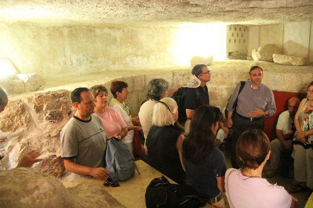 Cripta dell'Eleona. nell'antica grotta raccontando il discorso escatologico