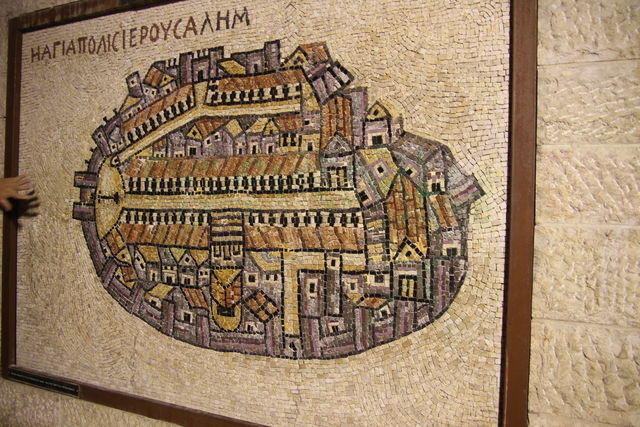 Copia del mosaico con la pianta di Gerusalemme di Madaba in Giordania