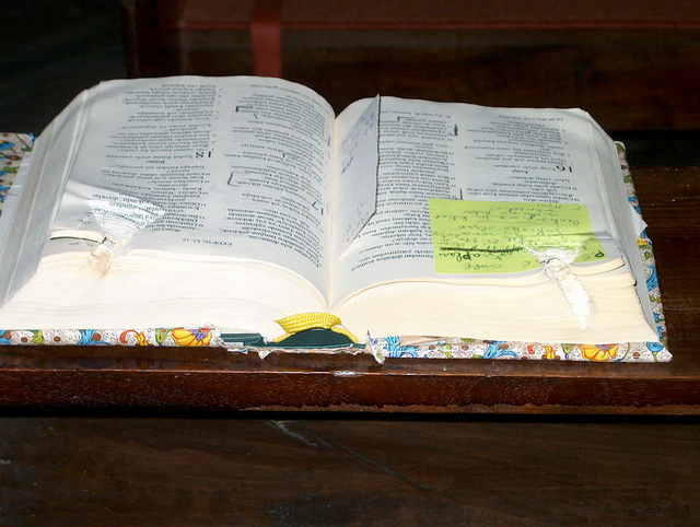 La Bibbia in lingua turca di d.Andrea Santoro. Pregava con questa Bibbia quando è stato ucciso; si vede il segno del proiettile