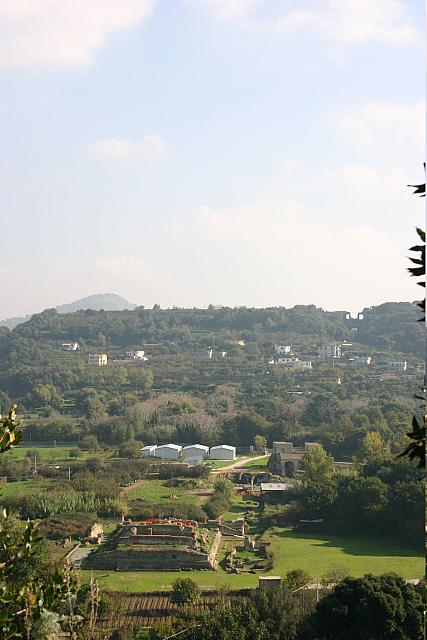 Cuma: la zona delle Terme e del Foro vista dall'acropoli. Sul fondo si intravede l'Arco Felice