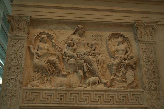 Ara pacis Augustae: Tellus/Venere genitrice, ossia la Pax con i suoi frutti