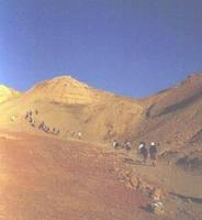 Si parte al mattino sulle montagne di Eilat, meditando la salita di Mosè sul Sinai