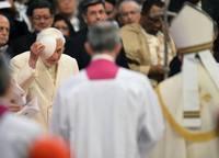 benedetto xvi toglie zucchetto dinanzi a papa Francesco