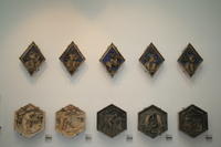 Le formelle della Genesi (esagonali) e quelle dei pianeti (a losanghe) nel Museo dell'Opera del Duomo