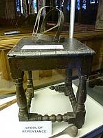 Repentance Stool and Branks, Holy Trinity Church, St Andrews (utilizzati dai riformati presbiteriani per le pubbliche punizioni)