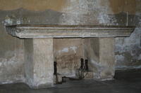 Pietra tombale che riutilizza l'architrave di Teofilatto, marito di Teodora e padre di Marozia, che dominarono Roma nel X sec.