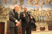 Il prof. Antonio Paolucci e mons. Andrea Lonardo nella cappella Sistina. Foto di Paolo Cerino