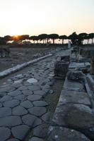 La via Appia che attraversa le rovine di Minturnae