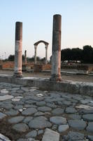 La via Appia che attraversa le rovine di Minturnae