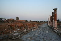 La via Appia che attraversa le rovine di Minturnae