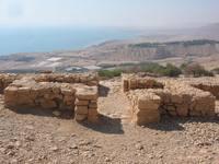 Il tempio calcolitico di Ein Ghedi; sullo sfondo il Mar Morto