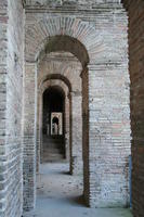 La passeggiata sulle mura, nel corridoio di Onorio (401-402) sopraelevato sulle mura di Aureliano