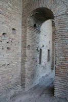 In basso è evidente il passaggio dalla muratura di Aureliano alla sopraelevazione di Onorio
