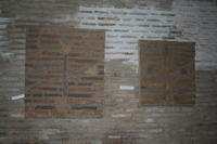 Copia delle croci in mattoni della muratura di Porta S.Sebastiano dell'epoca di Onorio (401-402)