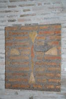 Copia delle croci in mattoni della muratura di Porta S.Sebastiano dell'epoca di Onorio (401-402)