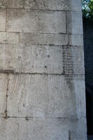Porta S.Sebastiano, all'inizio della via Appia: l'arcangelo inciso nell'arco