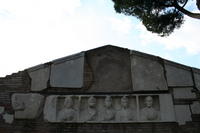 Tomba di Ilario Fusco con 5 ritratti di defunti