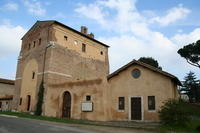 L'Arco di Costantino con la vicina chiesa di San Nicola, che riprende il nome della chiesa medioevale del borgo