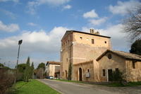 L'Arco di Costantino con la vicina chiesa di San Nicola, che riprende il nome della chiesa medioevale del borgo