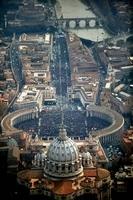 I funerali di papa Giovanni Paolo II, in piazza San Pietro, l'8 aprile 2005