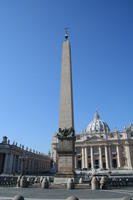 L'obelisco, testimonianza del Circo di Caligola e Nerone, luogo del martirio di Pietro e dei protomartiri romani