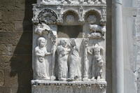 Fossacesia, Abbazia di S.Giovanni in Venere, Portale, L'annunciazione a sinistra e la visitazione