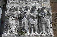 Abbazia di S.Giovanni in Venere, Portale, Zaccaria muto scrive il nome di Giovanni, a destra la circoncisione del Battista