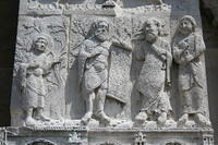 Abbazia di S.Giovanni in Venere, Portale, Giovanni bambino nel deserto e, al centro, con le folle