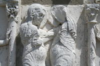 Abbazia di S.Giovanni in Venere, Portale, La visitazione (Maria in cinta di Gesù visita Elisabetta che attende il Battista)