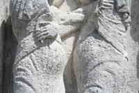Abbazia di S.Giovanni in Venere, Portale, La visitazione (Maria in cinta di Gesù visita Elisabetta che attende il Battista)