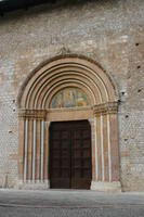 L'Aquila, Portale laterale della Basilica di Collemaggio con il Battista che indica con il dito il Signore Gesù
