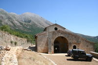 Santa Maria in valle Porclaneta (Rosciolo di Magliano dei Marsi, AQ); sullo sfondo il monte Velino