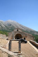 Santa Maria in valle Porclaneta (Rosciolo di Magliano dei Marsi, AQ); sullo sfondo il monte Velino