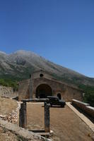 Santa Maria in valle Porclaneta (Rosciolo di Magliano dei Marsi, AQ); sullo sfondo il monte Velino