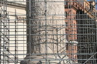 *La Colonna di Traiano in restauro: in basso il passaggio del Danubio, con la sua personificazione