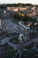 Il Tempio di Vespasiano, poi quello di Saturno e, sullo sfondo, il Palatino