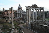 La Via Sacra che sale al Campidoglio tra il Tempio di Saturno, a destra, e quello di Vespasiano