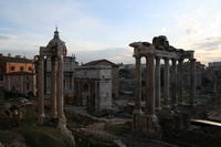 La Via Sacra che sale al Campidoglio tra il Tempio di Saturno, a destra, e quello di Vespasiano