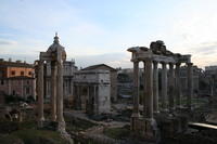 La Via Sacra che sale al Campidoglio tra il Tempio di Saturno, a destra, e quello di Vespasiano