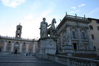 Piazza del Campidoglio, con uno dei Dioscuri, dalla cordonata