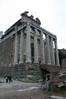 Tempio di Antonino e Faustina, trasformato nella Chiesa di S.Lorenzo de' Speziali in Miranda