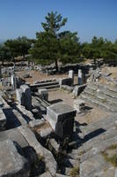 Priene: il Bouleuterion e, sullo sfondo, la Stoà sacra