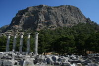 Priene: tempio di Atena e, sullo sfondo, l'acropoli