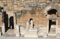 Gerapoli (Hierapolis): il teatro con il mito di Dioniso, di Apollo e di Artemide