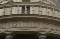 San Pietro in Montorio: il Tempietto del Bramante, triglifi e metope con oggetti liturgici