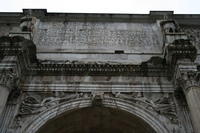 Arco di Costantino. Iscrizione dedicatoria in onore di Costantino: alla III riga la famosa espressione instinctu divinitatis