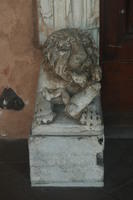 San Lorenzo fuori le mura: leone con preda umana alla base del portale d'ingresso
