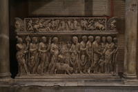 Sarcofago originariamente appartenente ad una coppia pagana, con l'iconografia della dextrarum iunctio